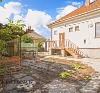 REZERVOVANÉ 3-IZBOVÝ RD NA PRIESTRANNOM POZEMKU, VRAKÚ - Rodinný dom vo Vrakúni s dvorom, starší vstup a záhradný prístrešok.