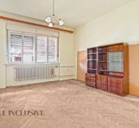 REZERVOVANÉ 3-IZBOVÝ RD NA PRIESTRANNOM POZEMKU, VRAKÚ - Obývacia izba v Rodinnom dome s parketovou podlahou a retro nábytkom.