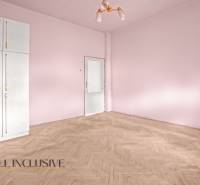 REZERVOVANÉ 3-IZBOVÝ RD NA PRIESTRANNOM POZEMKU, VRAKÚ - Izba v rodinnom dome s bielou skriňou a podlahou s dreveným dekorom.