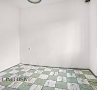 REZERVOVANÉ 3-IZBOVÝ RD NA PRIESTRANNOM POZEMKU, VRAKÚ - Interiér rodinného domu s bielymi stenami a dlažbou s farebným vzorom.