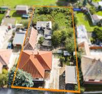 REZERVOVANÉ 3-IZBOVÝ RD NA PRIESTRANNOM POZEMKU, VRAKÚ - Rodinný dom vo Vrakúni s priľahlým pozemkom a viacerými strešnými krytinami.