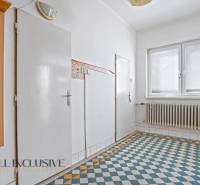 REZERVOVANÉ 3-IZBOVÝ RD NA PRIESTRANNOM POZEMKU, VRAKÚ - Chodba rodinného domu s dlaždicovou podlahou, bielymi dverami a vešiakom.