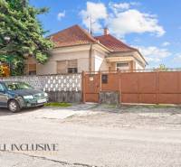 REZERVOVANÉ 3-IZBOVÝ RD NA PRIESTRANNOM POZEMKU, VRAKÚ - Rodinný dom vo Vrakúni s tradičnou strechou a kovovým plotom pri ceste.