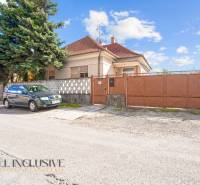 REZERVOVANÉ 3-IZBOVÝ RD NA PRIESTRANNOM POZEMKU, VRAKÚ - Rodinný dom vo Vrakúni s autom a bránou na pokojnej ulici.