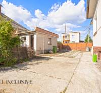 REZERVOVANÉ 3-IZBOVÝ RD NA PRIESTRANNOM POZEMKU, VRAKÚ - Dvor rodinného domu vo Vrakúni s prízemnou prístavbou a oplotením na slnečný deň.