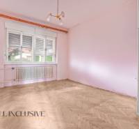 REZERVOVANÉ 3-IZBOVÝ RD NA PRIESTRANNOM POZEMKU, VRAKÚ - Izba v rodinnom dome s podlahou s dreveným dekorom, svetlými stenami a veľkým oknom.