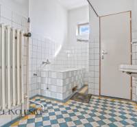 REZERVOVANÉ 3-IZBOVÝ RD NA PRIESTRANNOM POZEMKU, VRAKÚ - Kúpeľňa v rodinnom dome s vaňou, radiátorom a kachličkami.