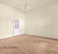 REZERVOVANÉ 3-IZBOVÝ RD NA PRIESTRANNOM POZEMKU, VRAKÚ - Prázdna miestnosť v rodinnom dome s bielymi stenami a podlahou s dreveným dekorom.