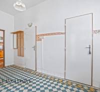 REZERVOVANÉ 3-IZBOVÝ RD NA PRIESTRANNOM POZEMKU, VRAKÚ - Chodba v rodinnom dome s farebnou dlažbou a dreveným nábytkom.