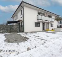 Rezervované 3-izbový byt so záhradou, Šamorín - Rodinný dom na zasneženej ulici Kráľovianky v Šamoríne s parkoviskom pred vstupom.