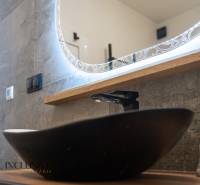 Rezervované 3-izbový byt so záhradou, Šamorín - Kúpeľňa s umývadlom na doske, zrkadlom s podsvietením a dekoratívnou soškou Buddhu.