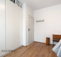 Rezervované 3-izbový byt so záhradou, Šamorín - Izba v 3-izbovom byte s uzavretou skriňou a podlahou s dreveným dekorom.