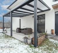 Rezervované 3-izbový byt so záhradou, Šamorín - Exteriér 3-izbového bytu na Kráľoviankach v Šamoríne so zasneženou terasou v záhrade.