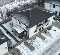 Rezervované 3-izbový byt so záhradou, Šamorín - Rodinný dom na zasneženej ulici Kráľovianky v Šamoríne, obsahujúci viaceré 3-izbové byty.