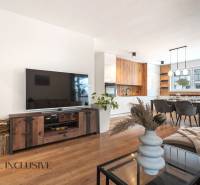 Rezervované 3-izbový byt so záhradou, Šamorín - Svetlá obývačka v 3-izbovom byte s podlahou s dreveným dekorom, moderným nábytkom a televízorom.