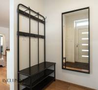 Rezervované 3-izbový byt so záhradou, Šamorín - Predsieň s vešiakom, zrkadlom a podlahou s dreveným dekorom v 3-izbovom byte.