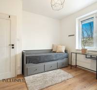 Rezervované 3-izbový byt so záhradou, Šamorín - Izba v 3-izbovom byte s pohovkou, stolíkom, kreslom a podlahou s dreveným dekorom.