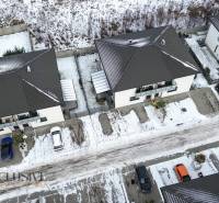 Rezervované 3-izbový byt so záhradou, Šamorín - Zasnežené strechy domov na ulici Kráľovianky v Šamoríne, pohľad zhora, 3-izbový byt.