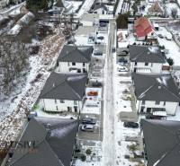 Rezervované 3-izbový byt so záhradou, Šamorín - Zimná atmosféra v ulici Kráľovianky, Šamorín, s výhľadom na zasnežené 3-izbové byty.