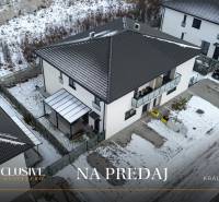 Rezervované 3-izbový byt so záhradou, Šamorín - 3-izbový byt na predaj v Šamoríne na ulici Kráľovianky so zasneženou prístupovou cestou.