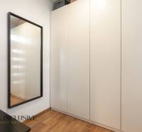 Rezervované 3-izbový byt so záhradou, Šamorín - Zrkadlo a skrine v 3-izbovom byte s podlahou s dreveným dekorom.