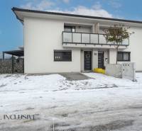 Rezervované 3-izbový byt so záhradou, Šamorín - Rodinný dom na zasneženej ulici Kráľovianky v Šamoríne s tromi izbami a terasou.