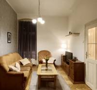 – PRENAJOM – 3 IZBOVÝ BYT – STARE MESTO  - Obývačka v 3-izbovom byte s podlahou s dreveným dekorom, útulné sedenie a osvetlenie.