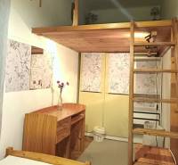 – PRENAJOM – 3 IZBOVÝ BYT – STARE MESTO  - Drevený nábytok v útulnej izbe s poschodovou časťou v 3-izbovom byte.