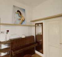 – PRENAJOM – 3 IZBOVÝ BYT – STARE MESTO  - Interiér 3-izbového bytu so zrkadlom, pianom a obrazom nad ním.