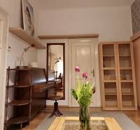 – PRENAJOM – 3 IZBOVÝ BYT – STARE MESTO  - Interiér 3-izbového bytu so stolom, vázou s kvetmi a dreveným dekorom podlahy.