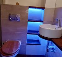 – PRENAJOM – 3 IZBOVÝ BYT – STARE MESTO  - Kúpeľňa v 3-izbovom byte so závesným WC, umývadlom, podsvietenou policou a dreveným dekorom.