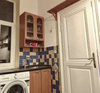 – PRENAJOM – 3 IZBOVÝ BYT – STARE MESTO  - Kuchyňa v 3-izbovom byte s farebnými obkladmi, drevenou linkou a práčkou.