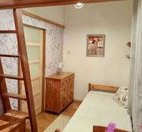 – PRENAJOM – 3 IZBOVÝ BYT – STARE MESTO  - Izba so schodíkmi, dreveným stropom, nábytkom a podlahou s dreveným dekorom.