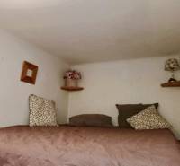 – PRENAJOM – 3 IZBOVÝ BYT – STARE MESTO  - Spálňa v 3-izbovom byte s dekoračnými vankúšmi a nočnou lampou na poličke.