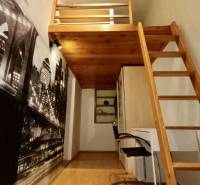 – PRENAJOM – 3 IZBOVÝ BYT – STARE MESTO  - Izba v 3-izbovom byte s poschodovou posteľou a stolom, podlaha s dreveným dekorom.