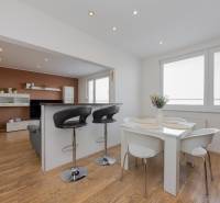 REZERVOVANÝ ZARIADENÝ 4-IZB.  BYT V TOP LOKALITE, DUBNICA NAD VÁHOM - Kuchynský a obývací priestor v 4-izbovom byte s podlahou s dreveným dekorom.