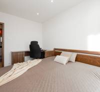 REZERVOVANÝ ZARIADENÝ 4-IZB.  BYT V TOP LOKALITE, DUBNICA NAD VÁHOM - Spálňa so stolom a posteľou v 4-izbovom byte. Výhľad na kúpeľňu.