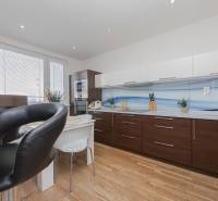 REZERVOVANÝ ZARIADENÝ 4-IZB.  BYT V TOP LOKALITE, DUBNICA NAD VÁHOM - Kuchyňa v 4-izbovom byte s drevenou podlahou, moderné zariadenie.