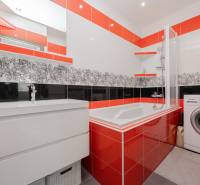 REZERVOVANÝ ZARIADENÝ 4-IZB.  BYT V TOP LOKALITE, DUBNICA NAD VÁHOM - Kúpeľňa so sprchovou vaňou, práčkou a farebnými obkladmi v 4-izbovom byte.