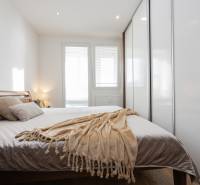 REZERVOVANÝ ZARIADENÝ 4-IZB.  BYT V TOP LOKALITE, DUBNICA NAD VÁHOM - Spálňa v 4-izbovom byte s veľkou posteľou, prikrývkou a vstavanou skriňou.