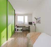 REZERVOVANÝ ZARIADENÝ 4-IZB.  BYT V TOP LOKALITE, DUBNICA NAD VÁHOM - Izba so zelenou skriňou, pracovným stolom a podlahou s dreveným dekorom v 4-izbovom byte.