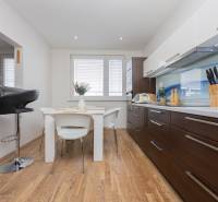 REZERVOVANÝ ZARIADENÝ 4-IZB.  BYT V TOP LOKALITE, DUBNICA NAD VÁHOM - Kuchyňa v 4-izbovom byte s podlahou s dreveným dekorom a štýlovým nábytkom.