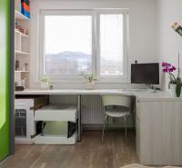 REZERVOVANÝ ZARIADENÝ 4-IZB.  BYT V TOP LOKALITE, DUBNICA NAD VÁHOM - Izba v 4-izbovom byte s písacím stolom, rastlinami a podlahou s dreveným dekorom.