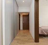 REZERVOVANÝ ZARIADENÝ 4-IZB.  BYT V TOP LOKALITE, DUBNICA NAD VÁHOM - Chodba so skriňou a podlahou s dreveným dekorom, vedie do miestností v 4-izbovom byte.