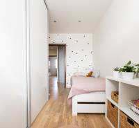 REZERVOVANÝ ZARIADENÝ 4-IZB.  BYT V TOP LOKALITE, DUBNICA NAD VÁHOM - Detská izba v 4-izbovom byte s podlahou s dreveným dekorom a jemnými dekoráciami.