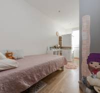 REZERVOVANÝ ZARIADENÝ 4-IZB.  BYT V TOP LOKALITE, DUBNICA NAD VÁHOM - Detská izba so zaujímavou dekoráciou, posteľou a podlahou s dreveným dekorom v 4-izbovom byte.