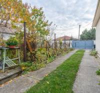 NA PREDAJ 4 IZBOVÝ RD S VEĽKÝM POZEMKOM,VEĽKÉ DVORNÍKY - Záhrada pri rodinnom dome vo Veľkých Dvorníkoch so zeleňou a vonkajším posedením.