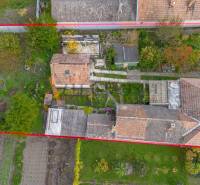 NA PREDAJ 4 IZBOVÝ RD S VEĽKÝM POZEMKOM,VEĽKÉ DVORNÍKY - Letecký pohľad na rodinný dom a záhradu vo Veľkých Dvorníkoch.