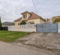 NA PREDAJ 4 IZBOVÝ RD S VEĽKÝM POZEMKOM,VEĽKÉ DVORNÍKY - Rodinný dom vo Veľkých Dvorníkoch s veľkou záhradou, stromami a betónovým chodníkom.