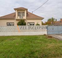 NA PREDAJ 4 IZBOVÝ RD S VEĽKÝM POZEMKOM,VEĽKÉ DVORNÍKY - Rodinný dom vo Veľkých Dvorníkoch s plotom a udržiavanou záhradou.